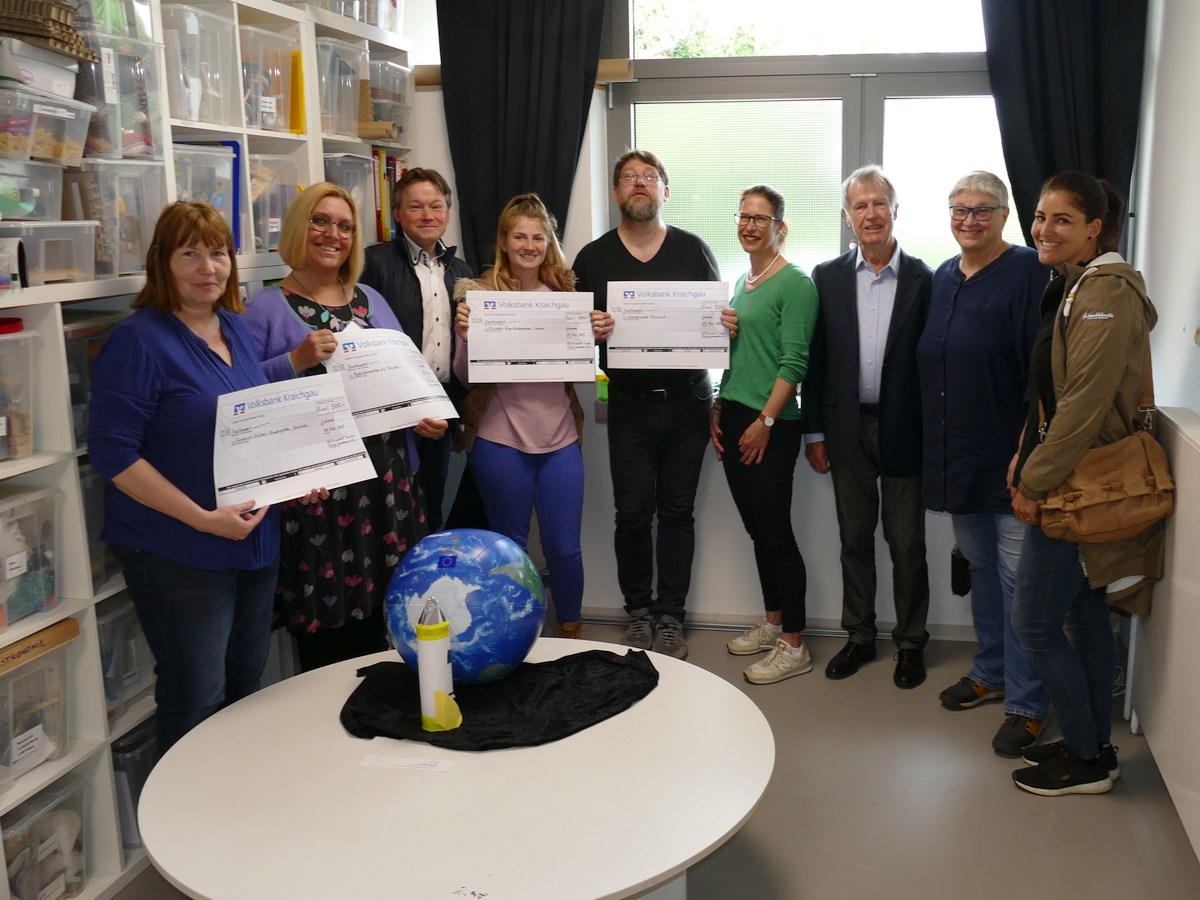 v. l. Elfi Schüller (Fröbelhaus), Stefanie Ott (Apfelbäumchen), Jürgen Treubel (Lions), Meike Schmitt (Elisabeth-Ding Kindergarten), Martin Rupp (Rektor der Schillerschule), Ulla Hofstetter (Leiterin des Fröbelhauses), Heinz Thomann, Ingrid Hinz (Lions) Sandra Bruno (Elisabeth-Ding Kindergarten),