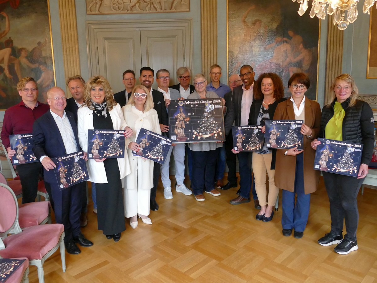 V.L.: A. Hofmann, J. Schumann, H.-P. Rink, A. Schmaus, S. Walter, L. Lang, Bürgermeister Hakan. Günes, stellv. Bürgermeister Kai Kettenmann, R. Lang, Lionspräsidentin Ingrid Hinz, H. Schierloh, P. Marinoff, Oberbürgermeister John Ehret, E. Menrath, N. Müller, U. Blessing