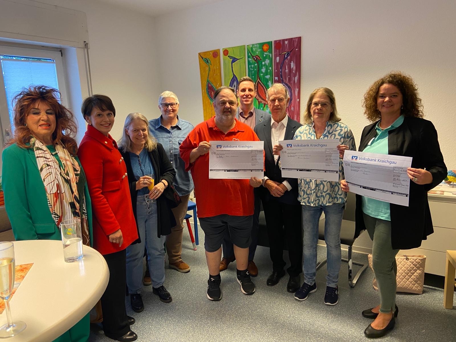 v. l. n. r. Annett Schmaus, Lions Club Präsidentin Nathalie Müller, Birgit Zeidler (Tafel Leimen), Ingrid Hinz, Kosta Kasimatis (AWO-Lädle), Bürgermeister Joachim Förster, Heinz Thomann, Sabine Kuhn (Tafel Leimen), Elke Menrath (Verein „Lichtblick“)
