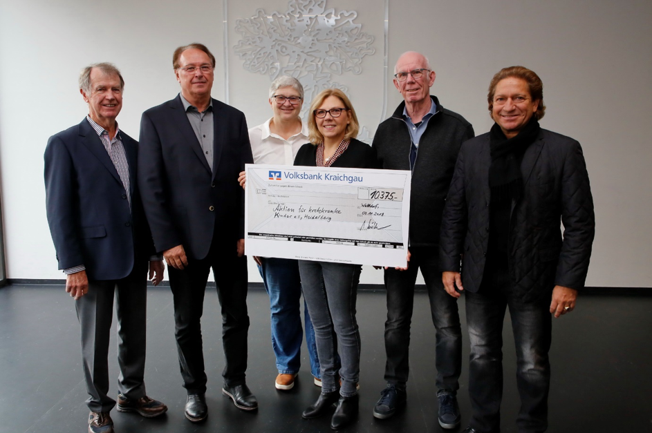 v. l. Heinz Thomann, Jürgen Schiller, Ingrid Hinz (Lions Club Leimen), Stefanie Baldes (Aktion für krebskranke Kinder e. V.) Hermann Dooremanns, Armin Fink (Constantia Walldorf)