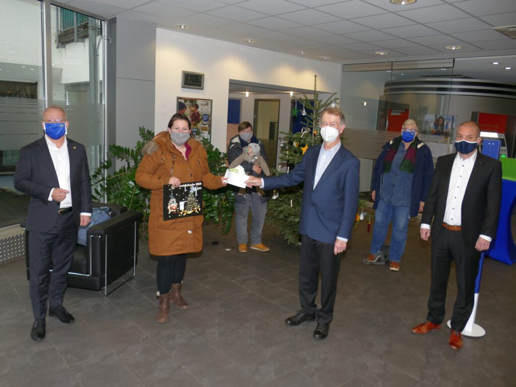v. l. Jörg Schumann (Club Präsident Lions Leimen), Johanna Horrvath mit Frau Franziska und Söhnchen Vincent, Heinz Thomann (Lions), Ingrid Hinz (Lions), Steffen Petri (Volksbank Kraichgau)