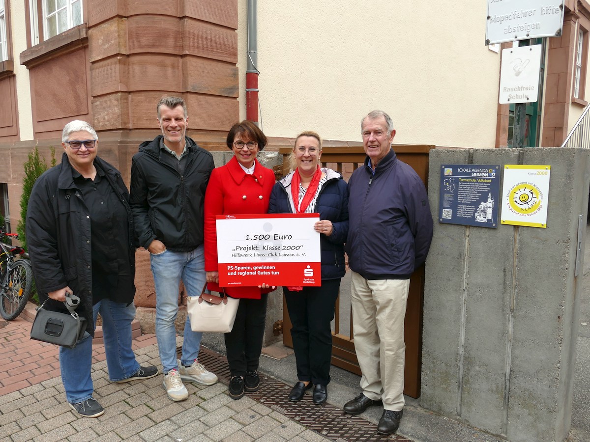 Von links nach rechts: Ingrid Hinz (Lions Club) , Daniel Schäfer (kommissarischer Schulleiter), Nathalie Müller (Präsidentin Lions Club Leimen) Nadine Vobis-Moch (Sparkasse Heidelberg) Heinz Thomann (Lions Club)