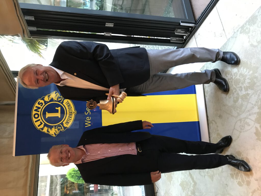 Jörg Schumann und Jürgen Schiller bei der Übergabe der Lions-Glocke