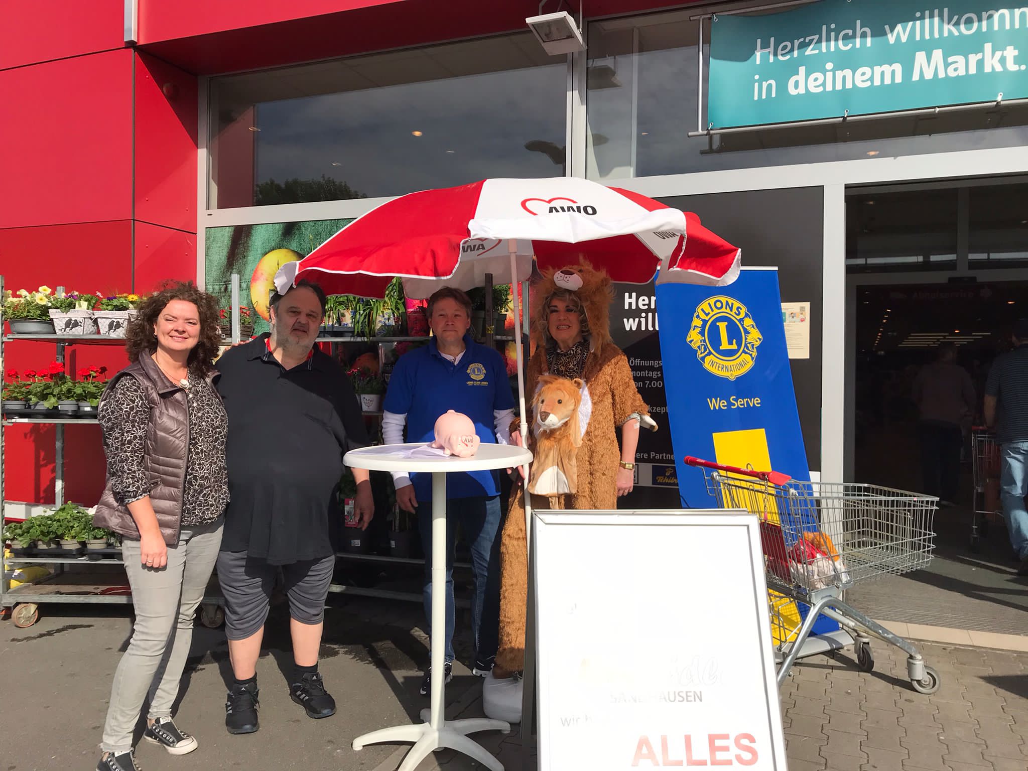 v. l. Elke Menrath (Lions), Kosta Kasimatis (AWO-Lädle), Jürgen Treubel und Annett Schmaus(beide Lions)